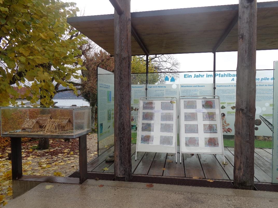 Der Pfahlbau-Pavillon in Attersee mit den ausgestellten Zeichnungen