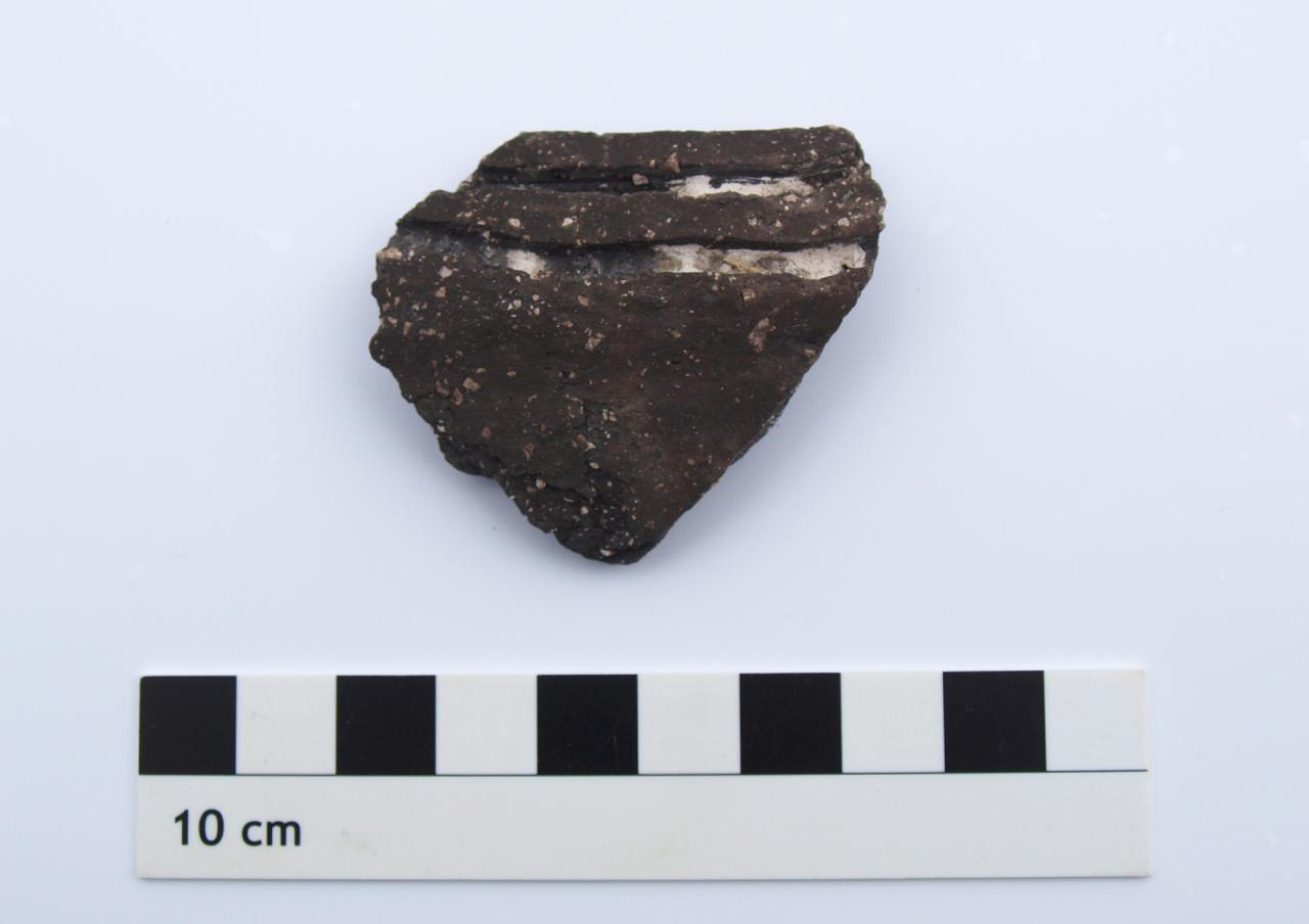 Ein Keramikfragment mit Verzierung