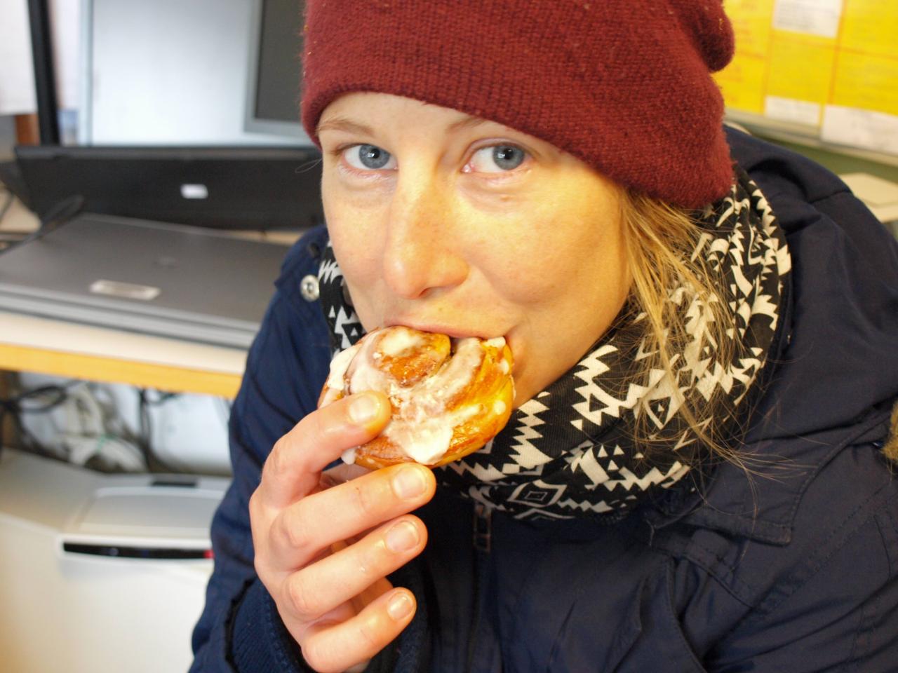 Esther beim Verzehr einer Nussschnecke mit Zuckerguss