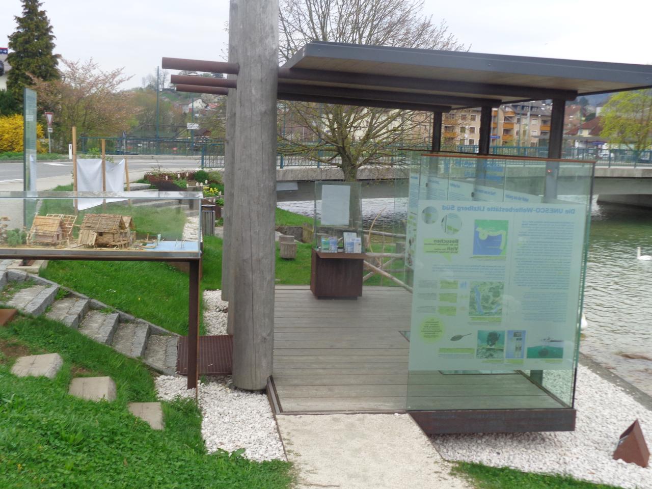 Der Pfahlbaupavillon in Seewalchen am Attersee.
