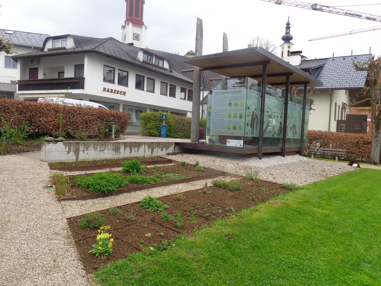 Vorbereitete Beete neben dem Pfahlbaupavillon