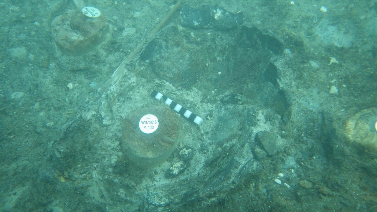Die Keramikscherben unter Wasser, noch im Sediment