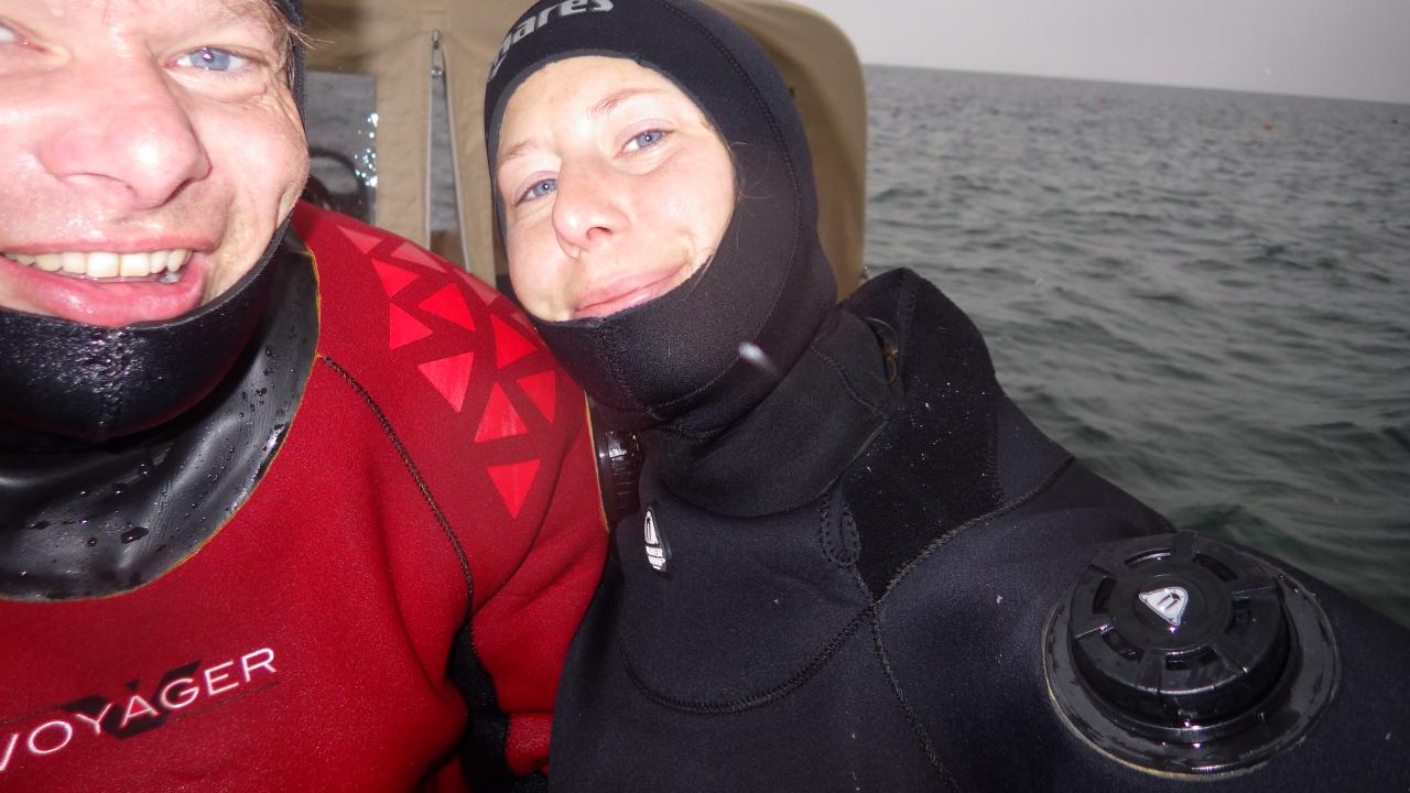 Gerd und Esther mit Kopfhauben auf dem Boot