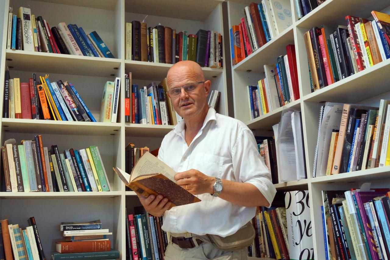 Timothy Taylor in einer Bibliothek