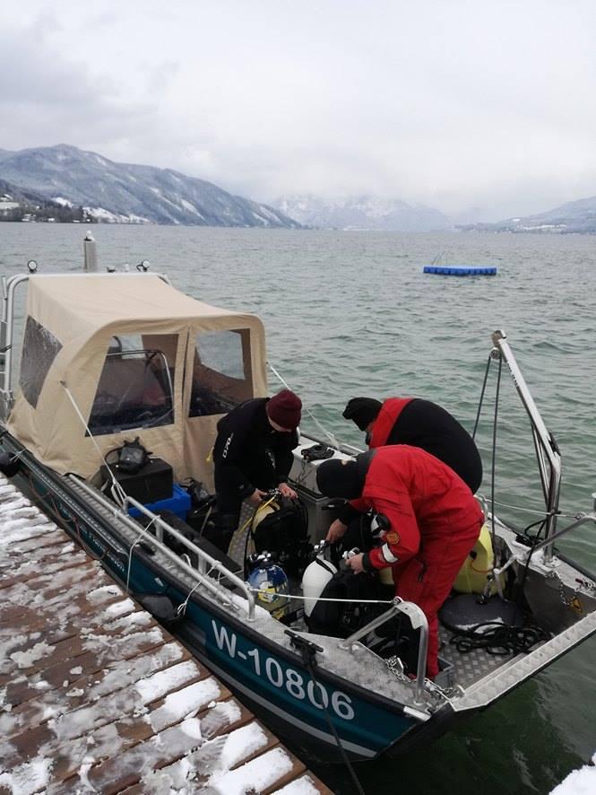 Das Forschungsboot mit Besatzung am verschneiten Steg liegend