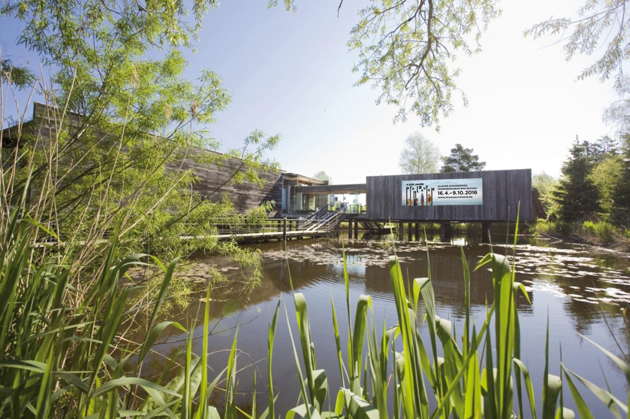 Der Eingangsbereich des Federseemuseums mit dem Teich vor dem Gebäude