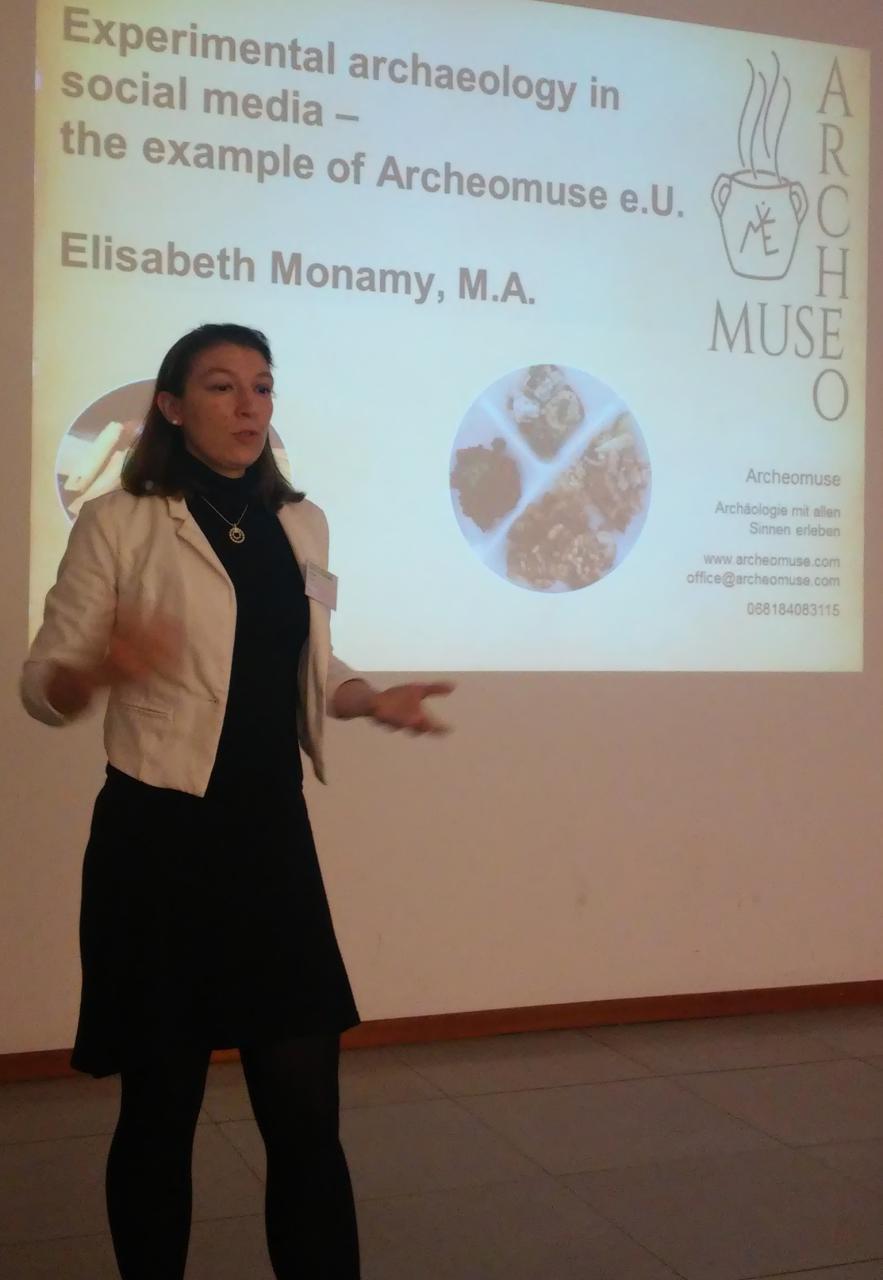 Elisabeth Monamy steht vor Leinwand