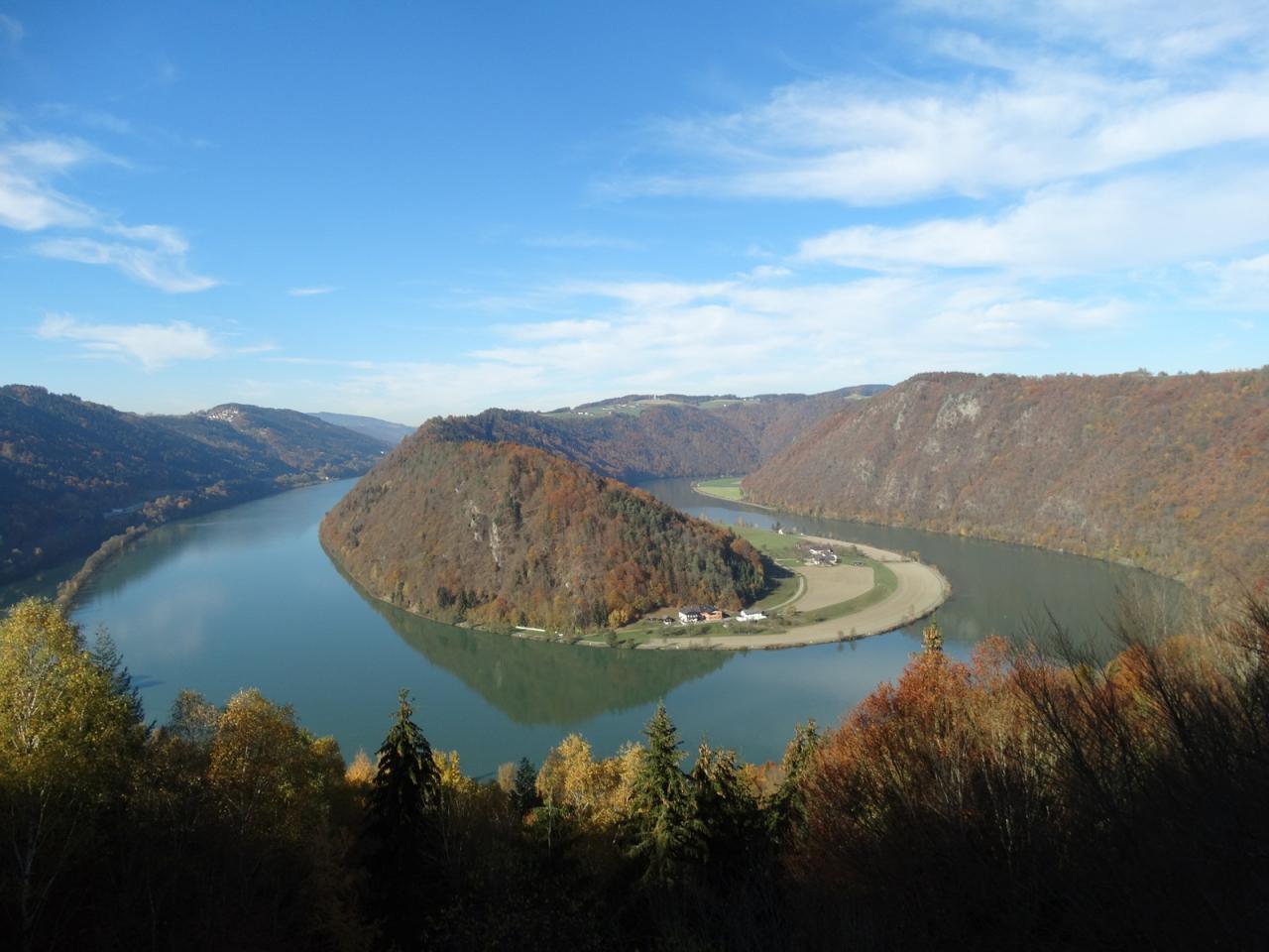 Die Donauschlinge von einer gegenüberliegenden Anhöhe aus fotografiert