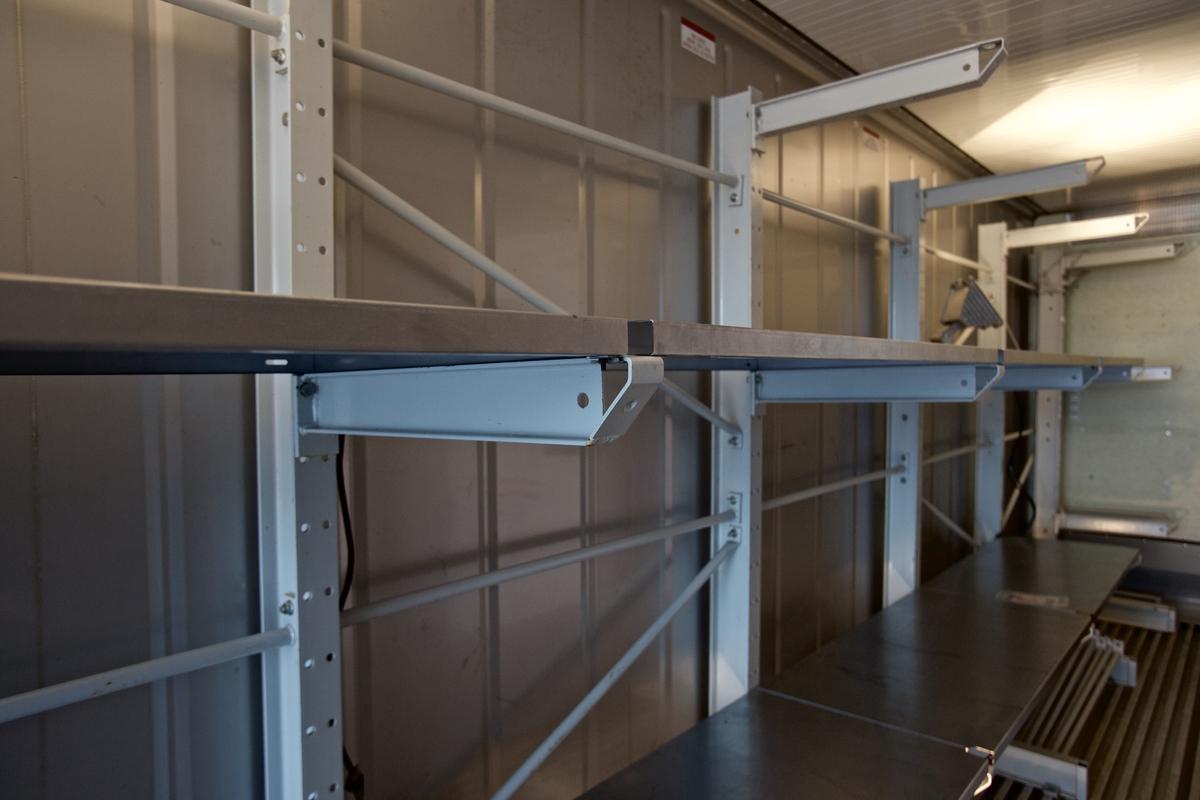 Im Inneren des Containers sind Stellagen aus Metall angebracht