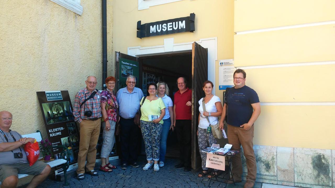 Eine Personengruppe vor dem Eingang des Museum Mondsee