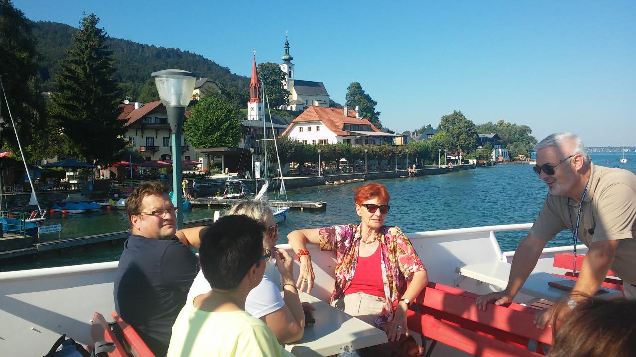 5 Personen auf einem Schiff am Attersee
