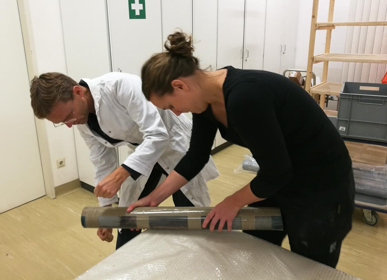 Henrik und Helena öffnen vorsichtig den Bohrkern