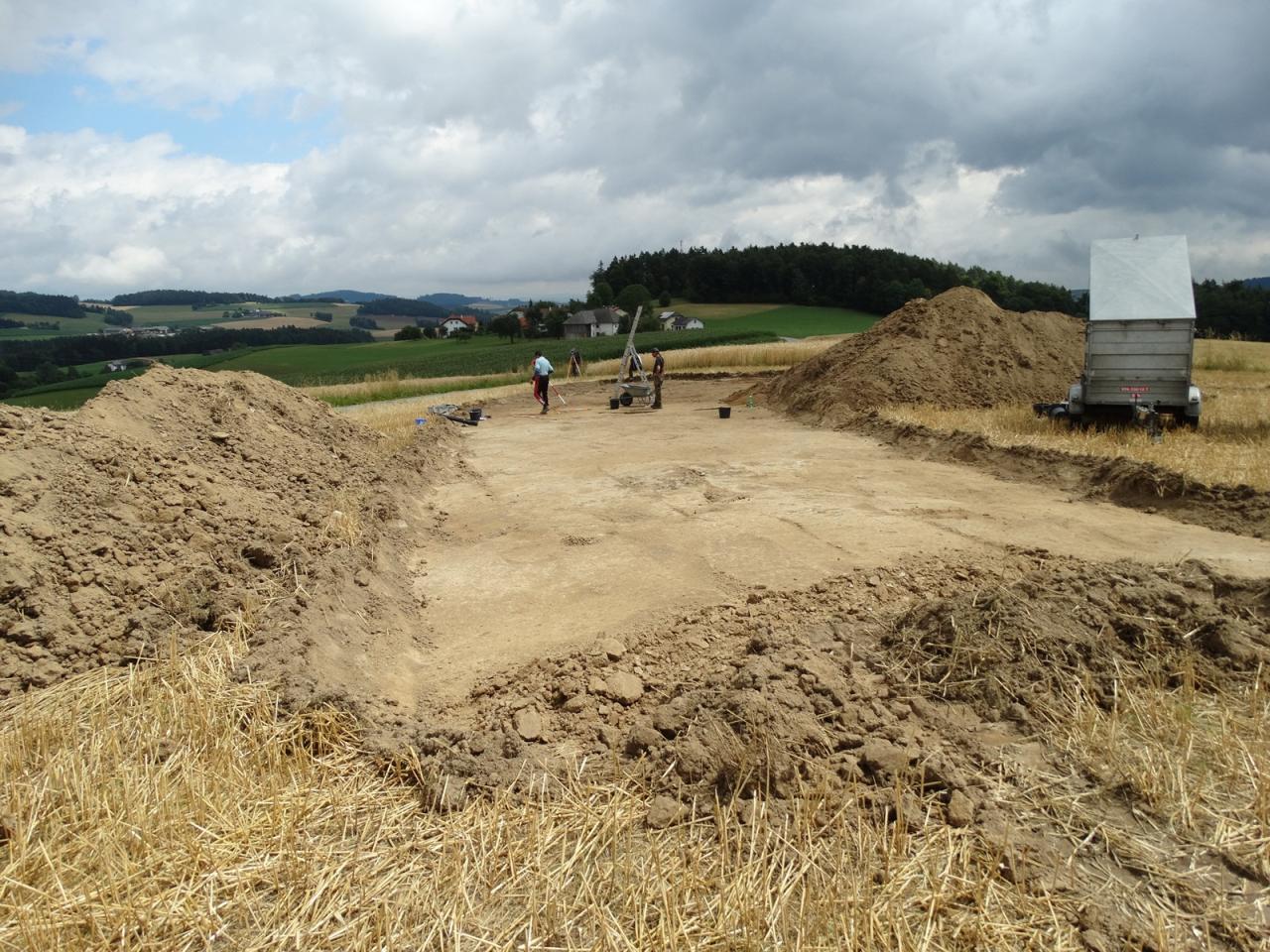 Ein offen gelegter Grabungs-Schnitt auf einem Feld