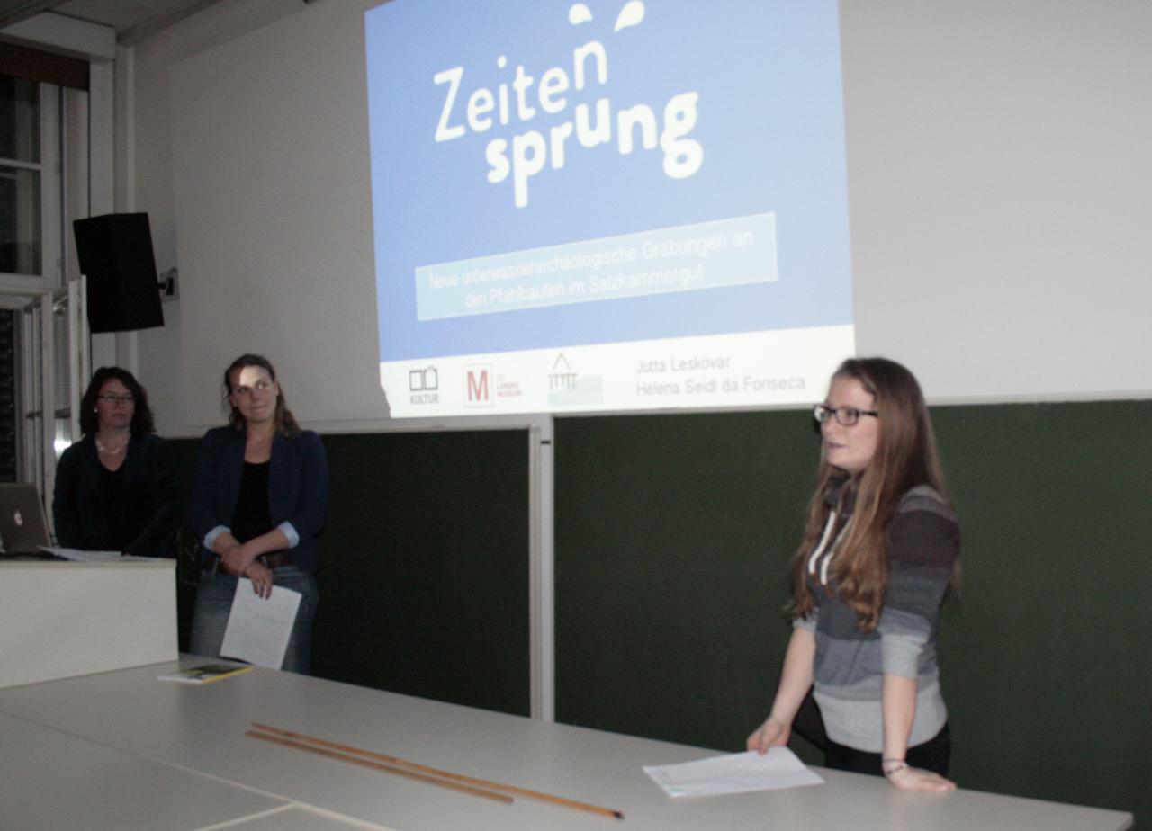 Claire Ries im Hörsaal 7 des Institutes für Urgeschichte und Historische Archäologie am Rednerpult