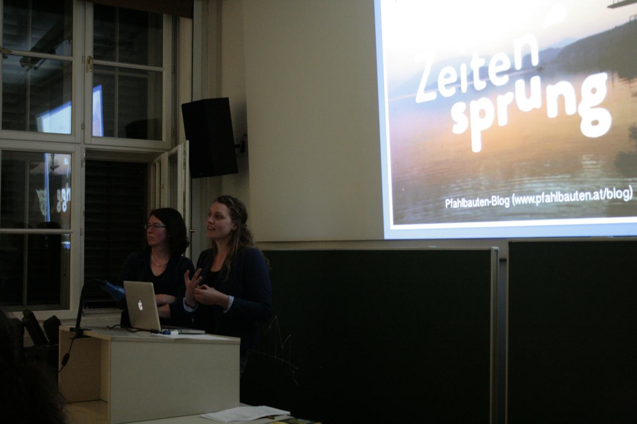 Jutta und Helena am Rednerpult beim Leiten der Diskussionsrunde