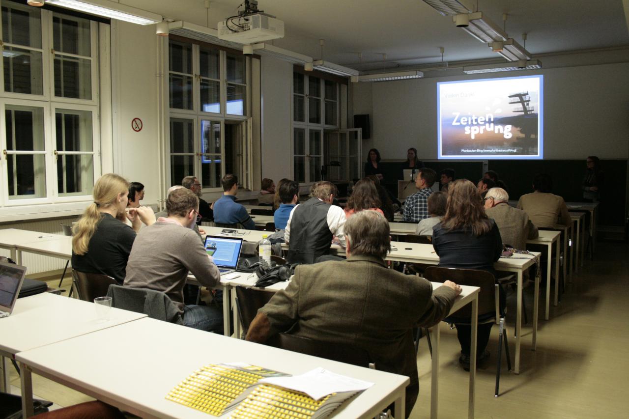 Der fast vollständig gefüllte Hörsaal 7 am Institut für Urgeschichte und Historische Archäologie während des Vortrages