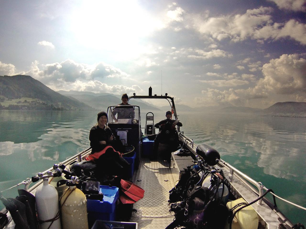 3 Personen auf dem Forschungsboot mit Jackets und Tauchflaschen