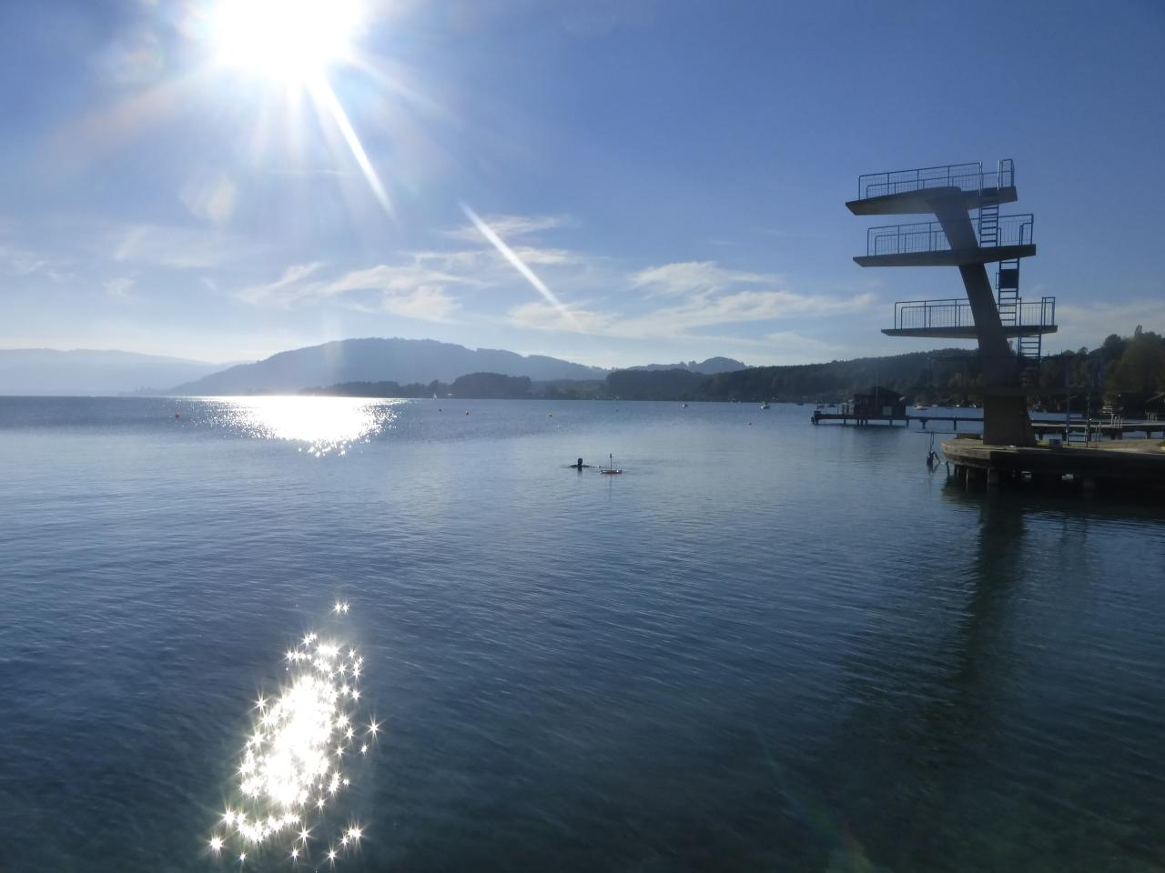 Ein Blick über den Attersee, am rechten Bildrand erkennt man den Sprungturm in Seewalchen