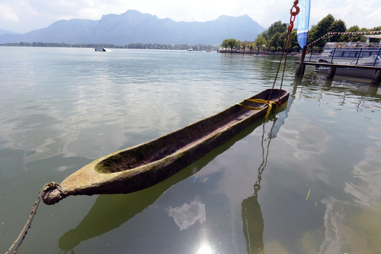Der Einbaum schwimmt wieder auf dem Wasser