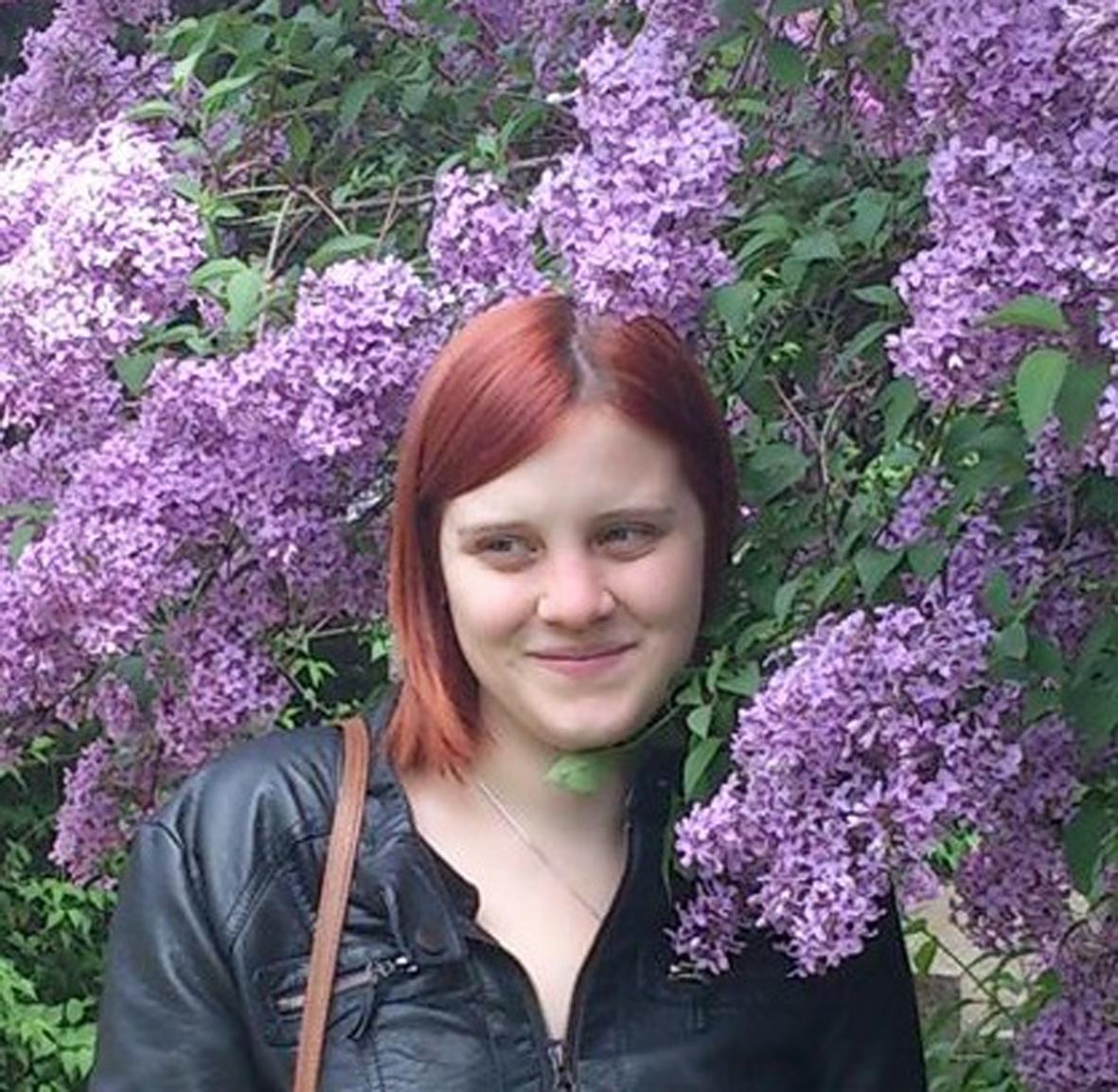 Daniela Serini vor einem violetten Fliederstrauch