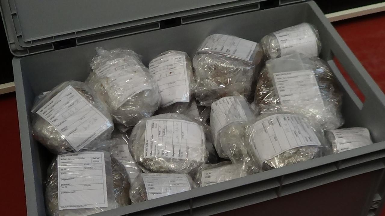 In Stretchfolie vVerpackte Pfahlstücke in einer Kiste
