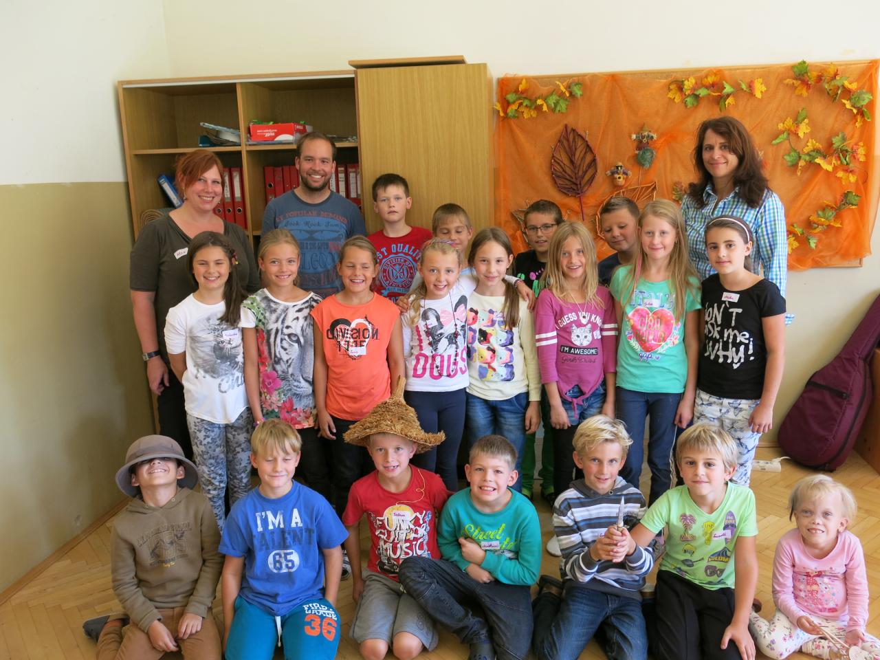 Ein Gruppenfoto der Klasse mit Lehrpersonen