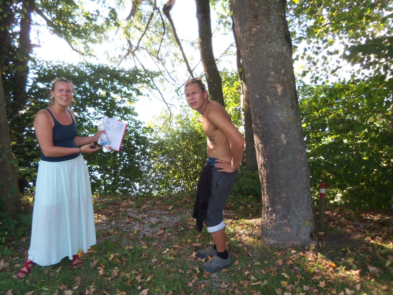 Helena und Marco zwischen Bäumen mit Kartenmaterial