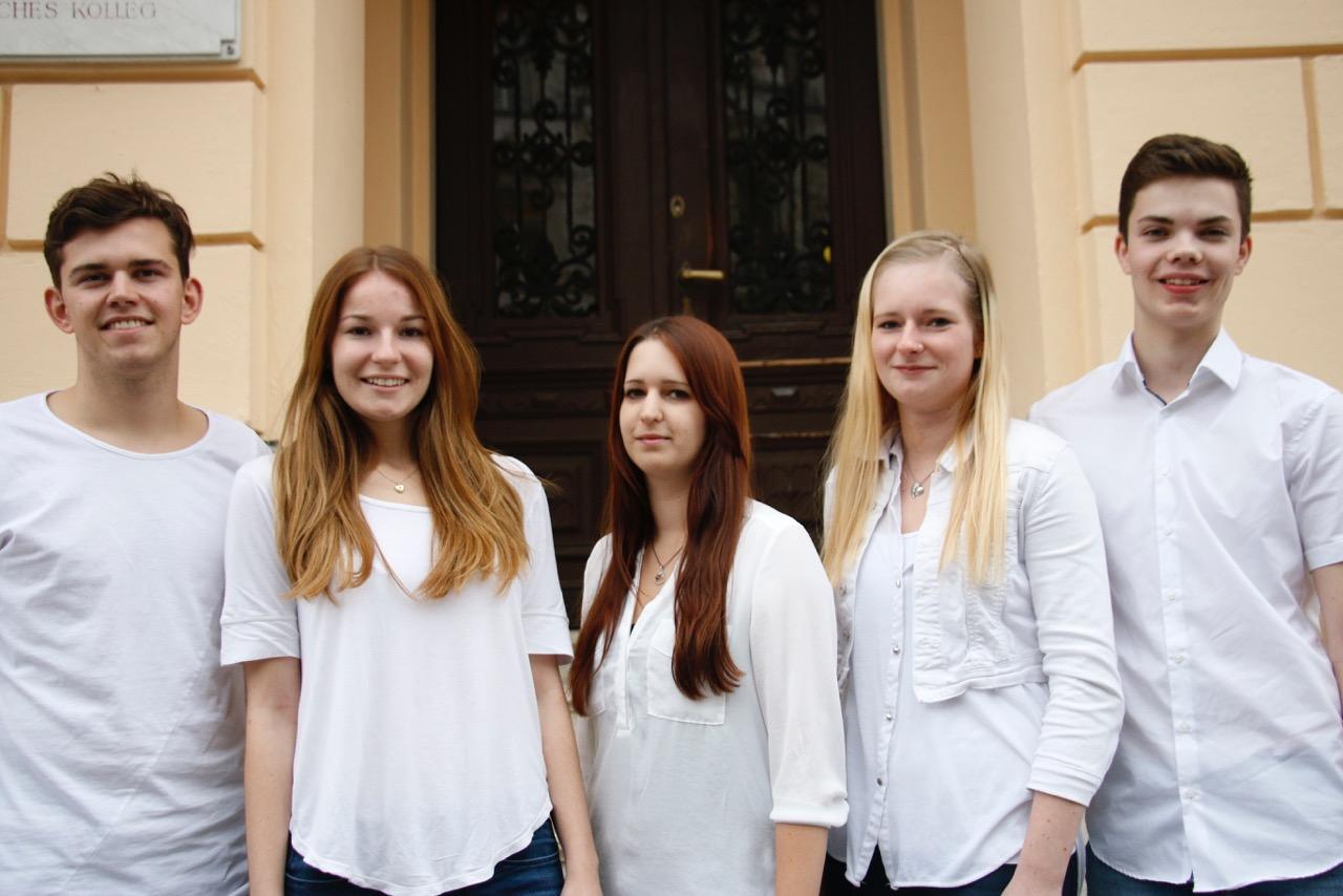 5 Schüler:Innen der HAK1 Klagenfurt in weißen Shirts
