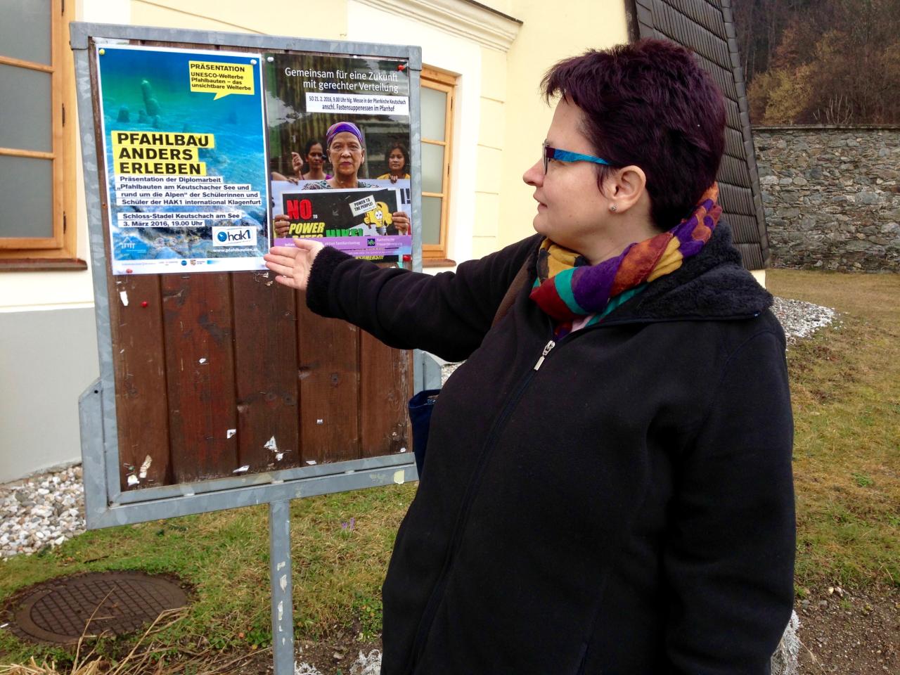 Lieselore vor dem Plakat der Präsentation auf einer Ankündigungstafel