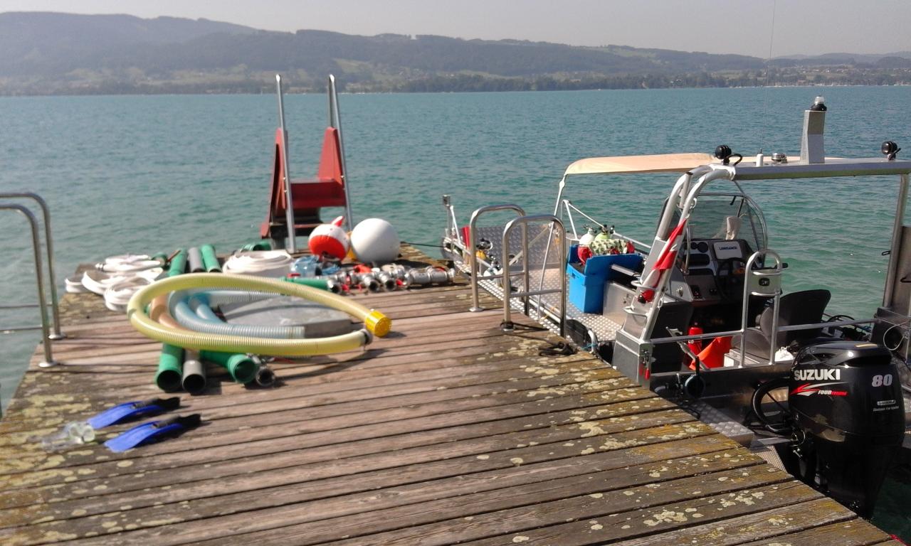 Ein Steg mit Tauchequipment, an dem das Forschungsboot vertäut liegt