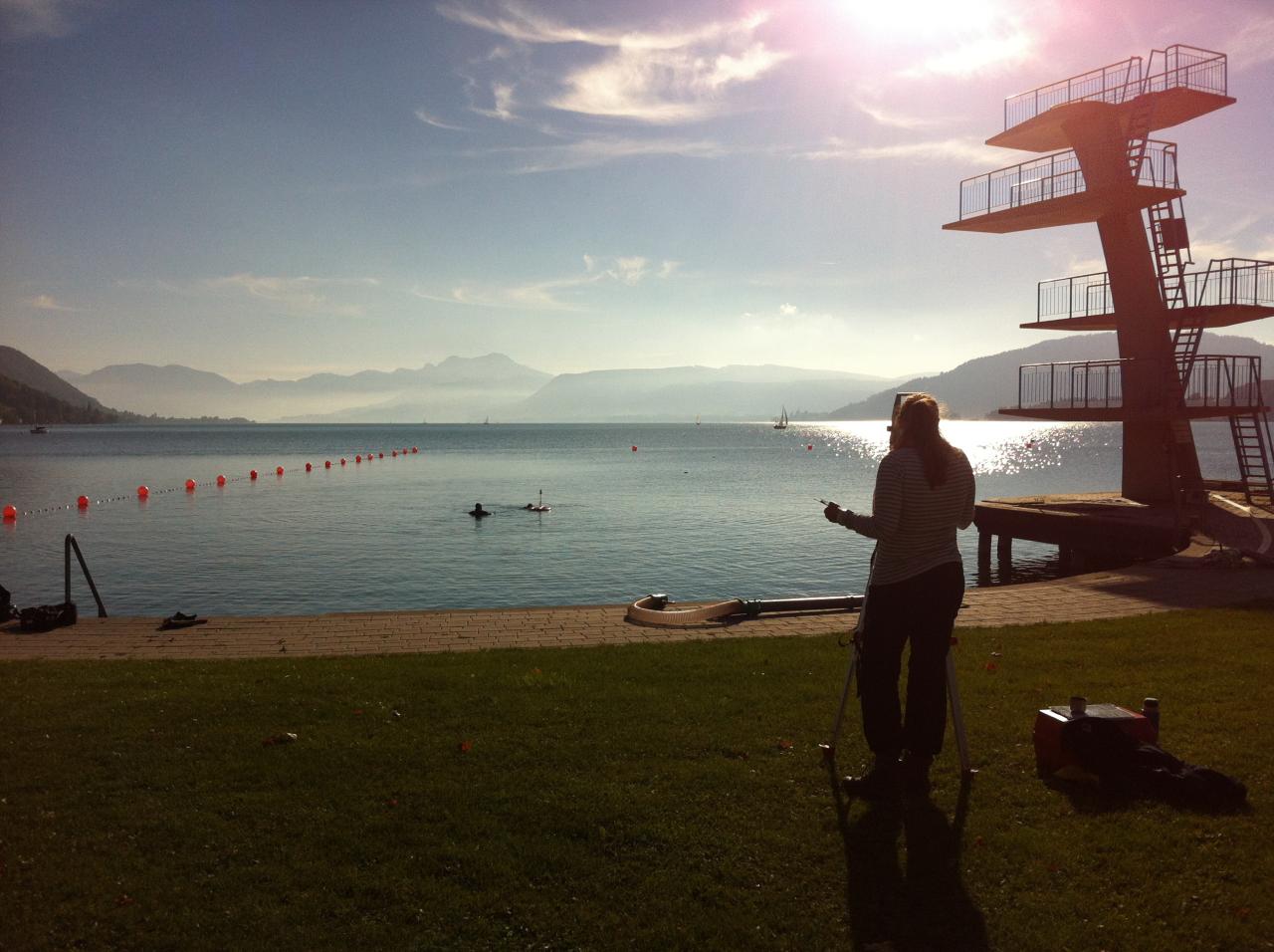 Helena am Tachymeter vor dem Attersee und dem Sprungturm in Seewalchen