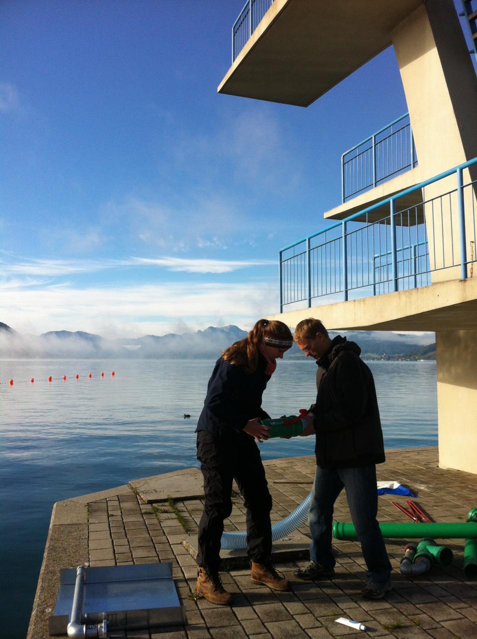 Helen und Henrik halten sich vor dem Sprungturm in Seewalchen an den Händen