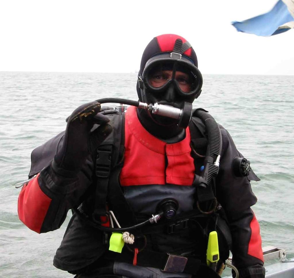 Henrik Pohl in Tauchausrüstung vor dem Wasser