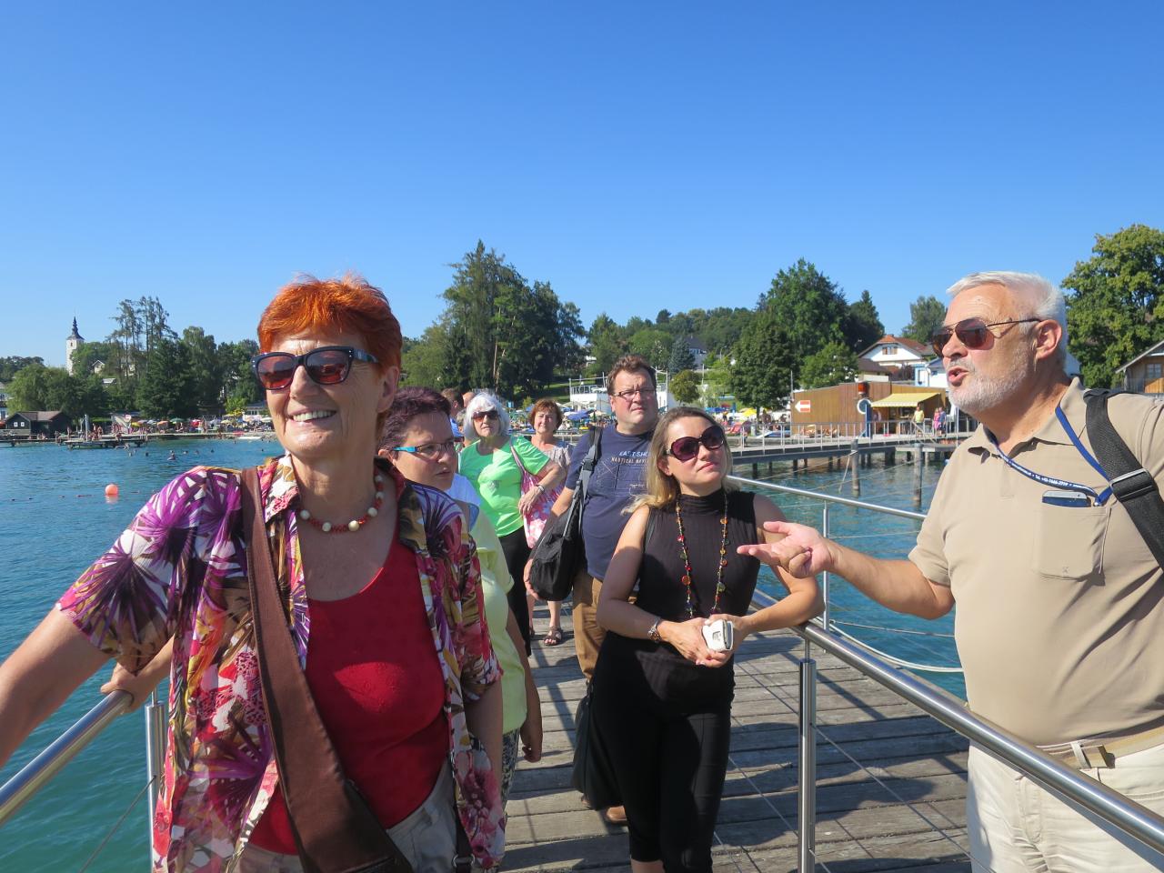 Eine Personengruppe auf dem Steg der Attersee-Schifffahrt