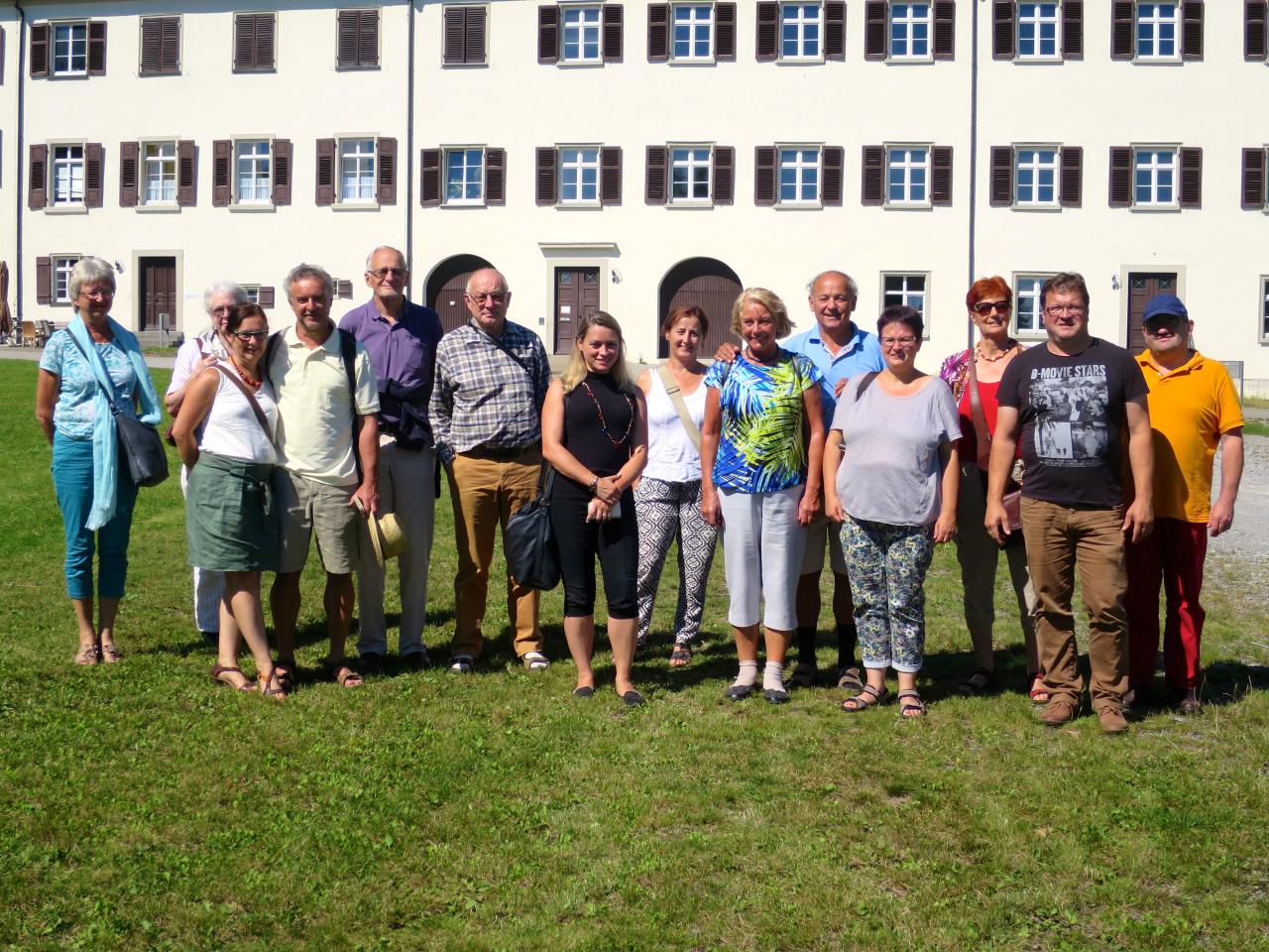 Die Exkursionsteilnehmer:Innen stehen für ein Gruppenfoto vor dem Kloster Schussenried