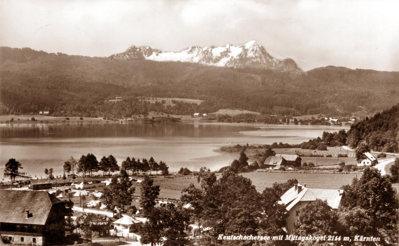 Der Keutschacher See mit Mittagskogel auf einer alten Ansichtskarte mit Campinggästen, wahrscheinlich 1950er Jahre