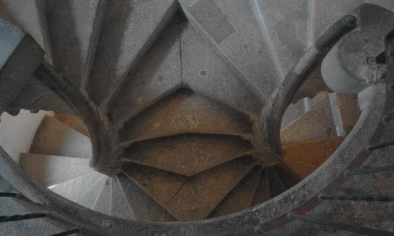 Eine Steintreppe, von oben betrachtet
