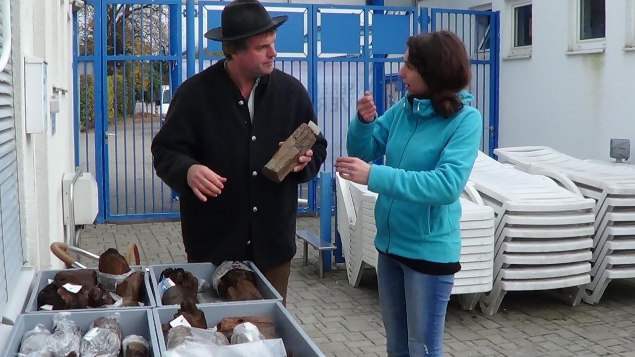 Wolfgang Lobisser steht mit Susanne Heimel vor mehreren Kisten mit Fundmaterial