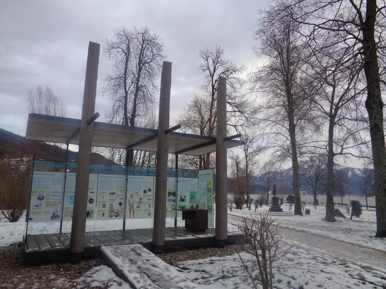 Der mit Schnee umgebene Pfahlbauten-Pavillon am Mondsee