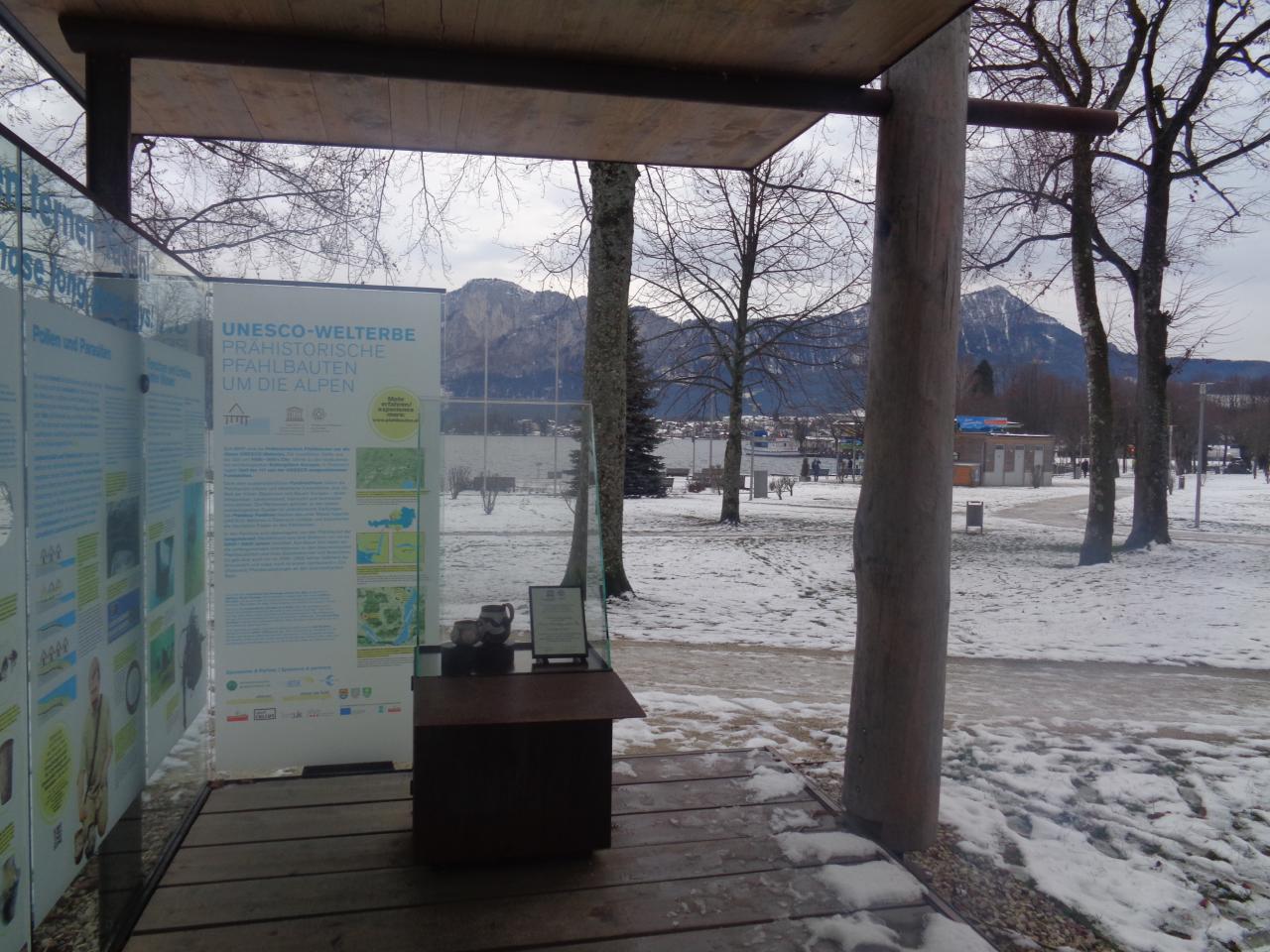 Dr Pfahlbauten-Pavillon am Mondsee auf einer schneebedeckten Wiese
