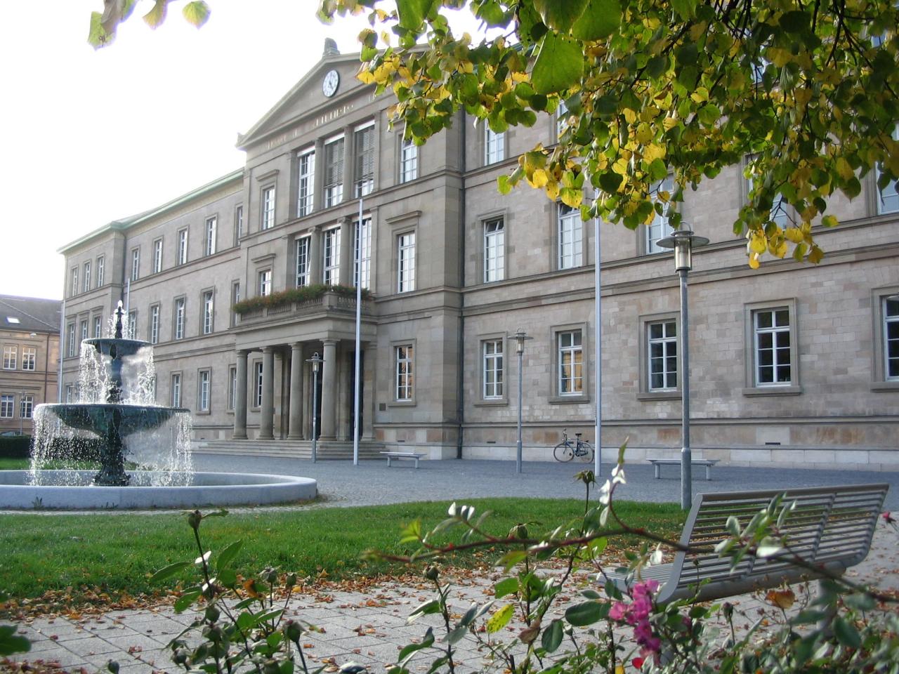 Die Fassade der Uni Tübingen mit Springbrunnen