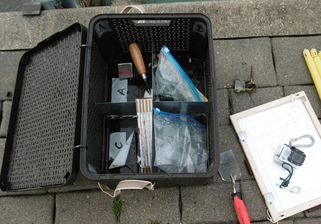 Eine schwarze Plastikbox mit Werkzeugen