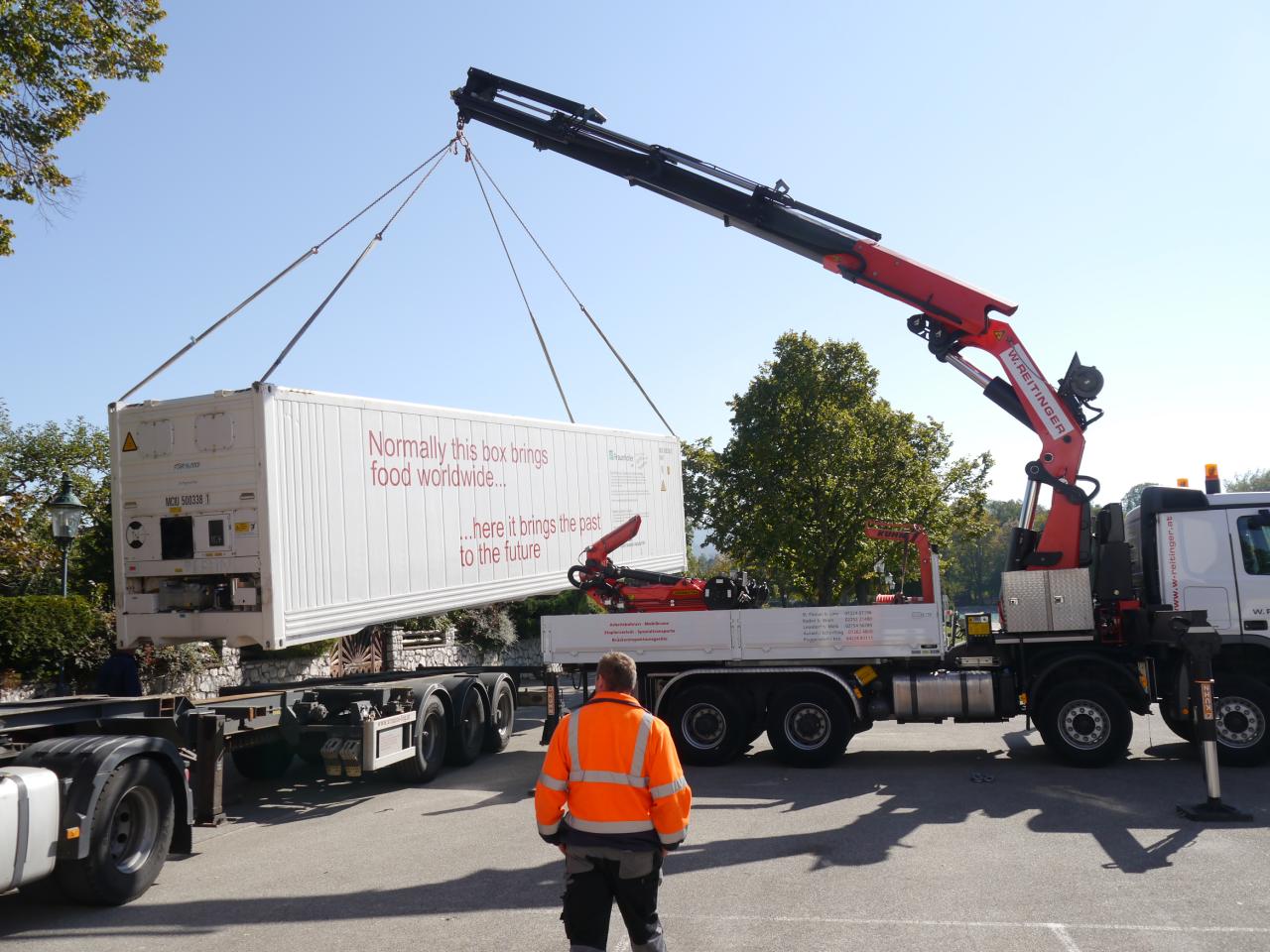 Der Container wird mit einem Kran vom LKW gehoben
