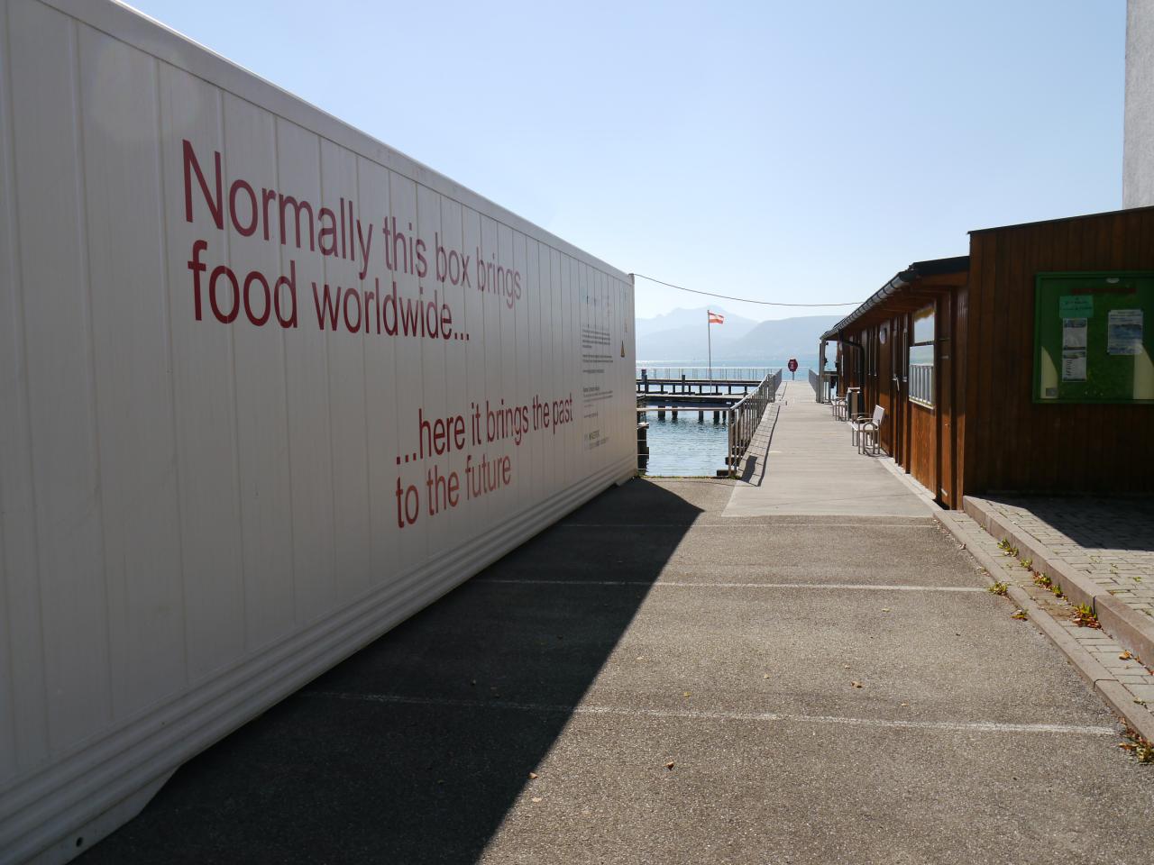 Der Container an seinem Standort an der Bootsanlegestelle in Seewalchen 