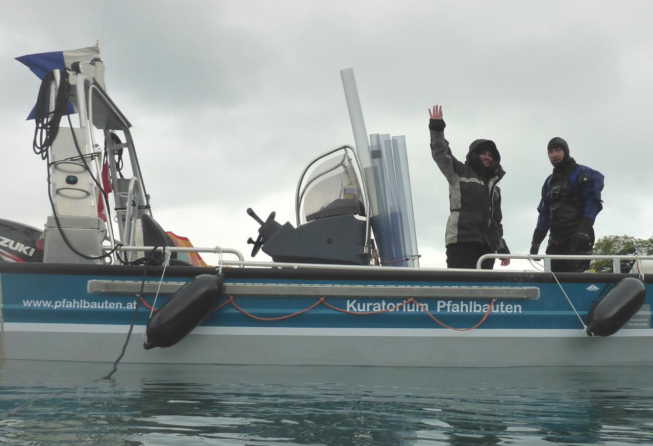 2 Personen auf dem Forschungsboot