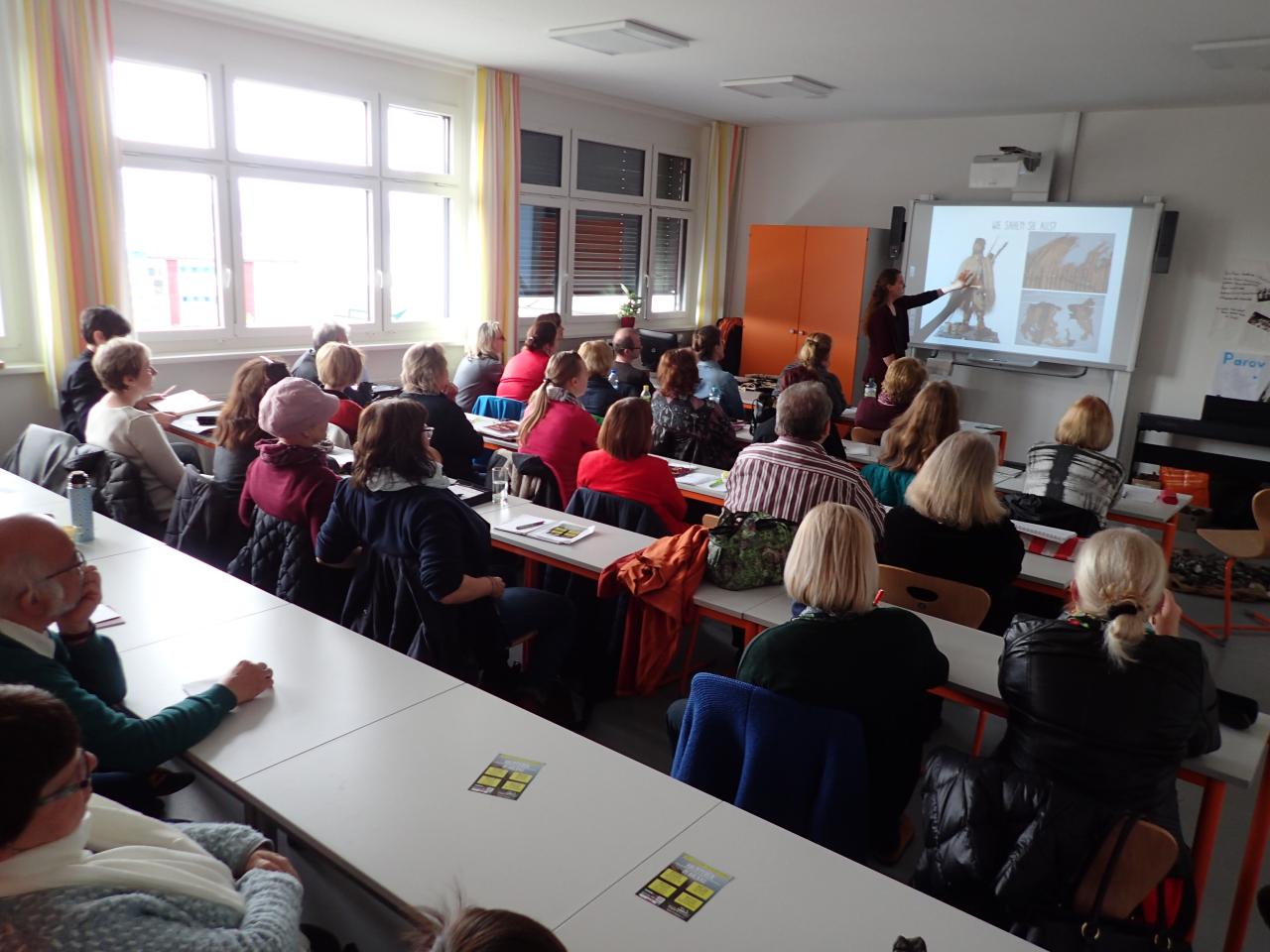 Ein vollbesetztes Klassenzimmer in der NMS Seewalchen bei einem Vortrag zum Thema Pfahlbauten