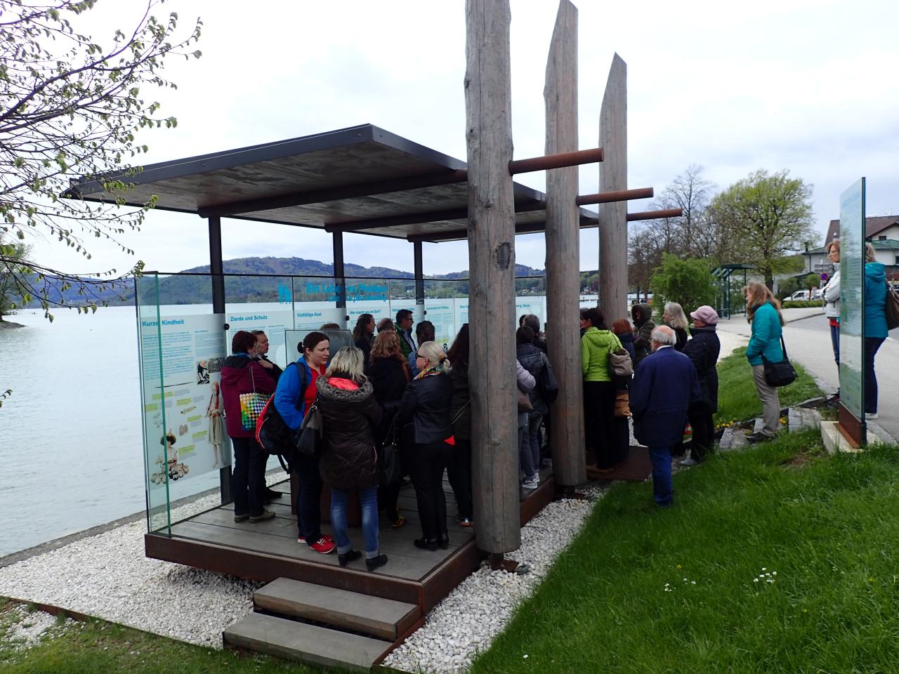 Eine Personengruppe im Pfahlbau-Pavillon in Seewalchen