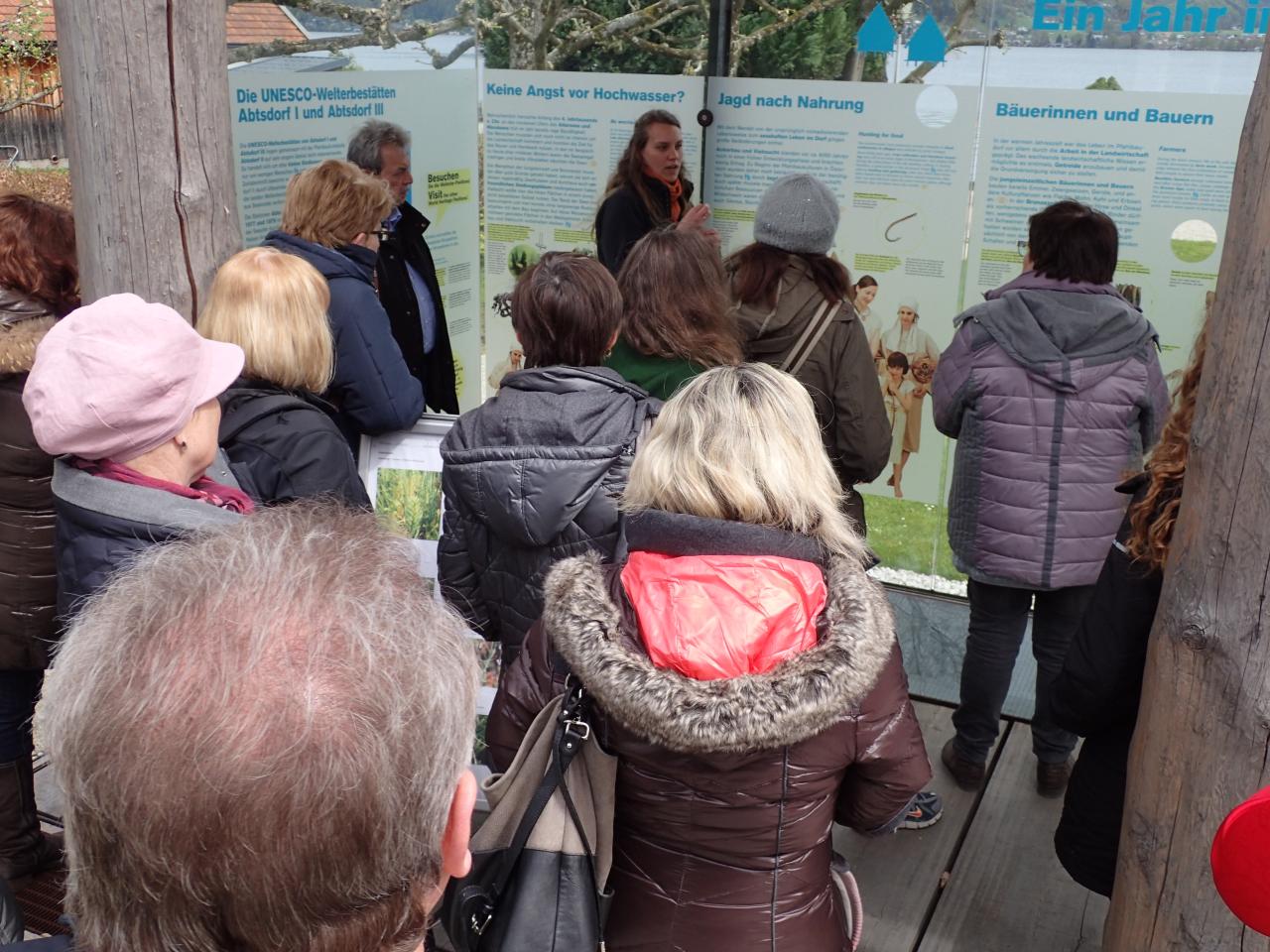 Eine Personengruppe im Pfahlbau-Pavillon Attersee