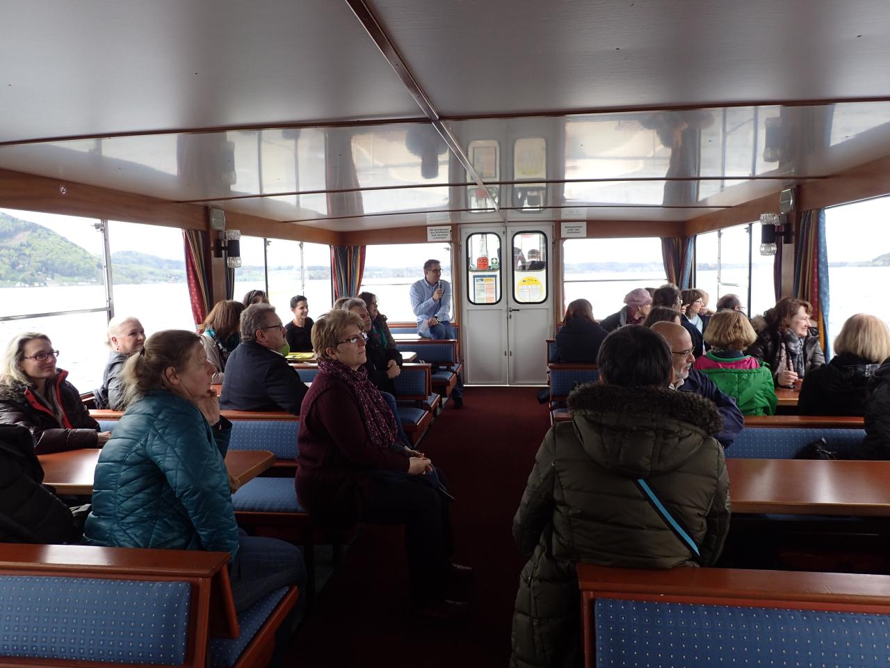 Eine große Personengruppe unter Deck auf einem Schiff