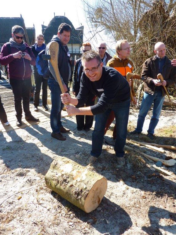 Gerald Egger beim Behauen eines Holzstückes mit einem "urgeschichtlichen" Werkzeug